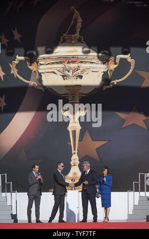 USA Team Kapitän Davis Love III (L) schüttelt Hände mit europäischen Team Kapitän Darren Clarke bei der Eröffnung der 2016 Ryder Cup in Hazeltine National Golf Club in Chaska, Minnesota am 29. September 2016. Foto von Kevin Dietsch/UPI Stockfoto