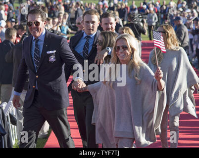 USA Team Mitglied Phil Mickelson und seine Frau Amy gehen zusammen, wie Sie die Eröffnungsfeier der 2016 Ryder Cup in Hazeltine National Golf Club in Chaska, Minnesota am 29. September 2016 verlassen. Foto von Kevin Dietsch/UPI Stockfoto