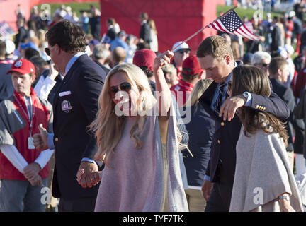 USA Team Mitglied Phil Mickelson und seine Frau Amy gehen zusammen, wie Sie die Eröffnungsfeier der 2016 Ryder Cup in Hazeltine National Golf Club in Chaska, Minnesota am 29. September 2016 verlassen. Foto von Kevin Dietsch/UPI Stockfoto