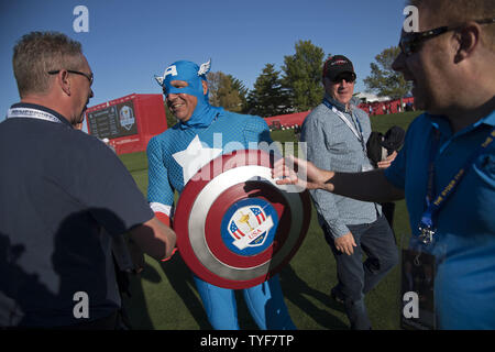 USA Team Fan gekleidet, wie Captain America grüßt die europäischen Fans von Wale während der Eröffnungsfeier der 2016 Ryder Cup in Hazeltine National Golf Club in Chaska, Minnesota am 29. September 2016. Foto von Kevin Dietsch/UPI Stockfoto