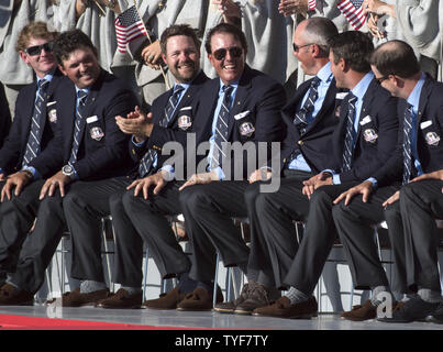 USA Team Mitglied Phil Mickelson (C) sitzt mit Mannschaftskameraden bei der Eröffnung der 2016 Ryder Cup in Hazeltine National Golf Club in Chaska, Minnesota am 29. September 2016. Foto von Kevin Dietsch/UPI Stockfoto