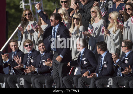 USA Team Mitglied Phil Mickelson ist bei der Eröffnung der 2016 Ryder Cup in Hazeltine National Golf Club in Chaska, Minnesota am 29 September, 2016 eingeführt. Foto von Kevin Dietsch/UPI Stockfoto