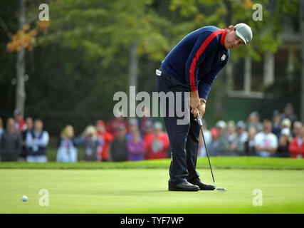 USA Team Mitglied Phil Mickelson Schläge auf dem 11 Grün während Tag 1 der 2016 Ryder Cup in Hazeltine National Golf Club in Chaska, Minnesota am 30. September 2016. Foto von Kevin Dietsch/UPI Stockfoto