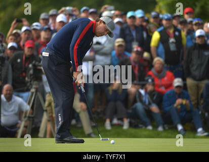 USA Team Mitglied Phil Mickelson Schläge auf dem 12 Grün während Tag 1 der 2016 Ryder Cup in Hazeltine National Golf Club in Chaska, Minnesota am 30. September 2016. Foto von Kevin Dietsch/UPI Stockfoto