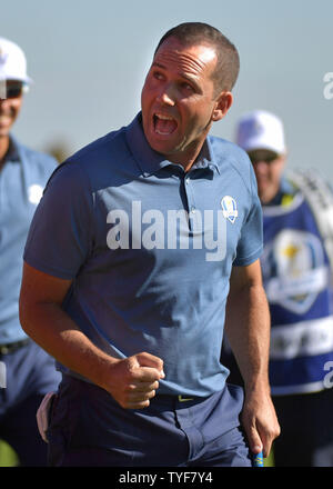 Europäische Teammitglied Sergio Garcia feiert nach innen abbrechen auf der 9 Fahrrinne während Tag 1 der 2016 Ryder Cup in Hazeltine National Golf Club in Chaska, Minnesota am 30. September 2016. Foto von Kevin Dietsch/UPI Stockfoto