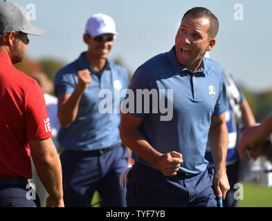 Europäische Teammitglied Sergio Garcia feiert nach innen abbrechen auf der 9 Fahrrinne während Tag 1 der 2016 Ryder Cup in Hazeltine National Golf Club in Chaska, Minnesota am 30. September 2016. Foto von Kevin Dietsch/UPI Stockfoto