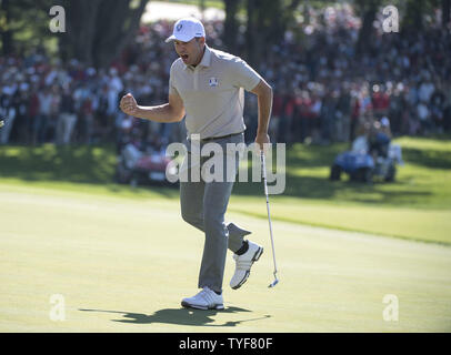Europäische Teammitglied Sergio Garcia feiert, nachdem er einen Schlag auf dem 16 Grün am 2. Tag der 2016 Ryder Cup in Hazeltine National Golf Club in Chaska, Minnesota am 1. Oktober 2016. Foto von Kevin Dietsch/UPI Stockfoto