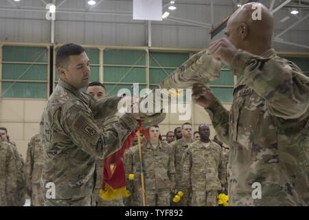 Oberstleutnant James C. Reese (links), Kommandant der 2. Battalion, 44th Air Defense Artillery Regiment, 101St Airborne Division (Air Assault) Sustainment Brigade, 101 Abn. Div., und Command Sgt. Maj. Randy Grau, Senior Advisor für 2 Mrd. angeworben., 44. ADA Regt., uncase das BATAILLON Farben, Nov. 5, 2016, im Hangar 3 am Fort Campbell, Ky. als Symbol für die Rückkehr in die Heimat. Stockfoto