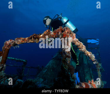 Ein SCUBA Diver prüft das Wrack der Spiegel Grove von Key Largo, Florida in diesem April 29, 2006, Foto. Die Spiegel Grove, einer 510 Fuß Kriegsschiff, einer der größten Wracks in den Vereinigten Staaten, wurde versenkt ein künstliches Riff System zu erstellen. Am Freitag, den 16. März 2007, drei Tauchern verloren ihre Leben während des Tauchens in dem Wrack. (UPI Foto/Joe Marino) Stockfoto