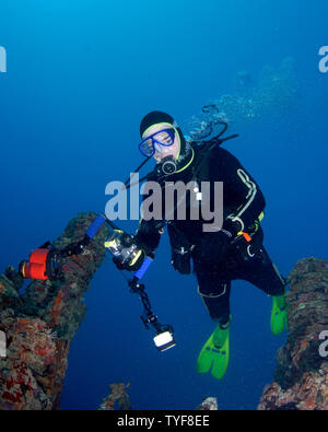 Ein SCUBA Diver schwebt über dem Wrack der Spiegel Grove von Key Largo, Florida in diesem Januar 7, 2007 file Photo. Die Spiegel Grove, einer 510 Fuß Kriegsschiff, einer der größten Wracks in den Vereinigten Staaten, wurde versenkt ein künstliches Riff System zu erstellen. Am Freitag, den 16. März 2007, drei Tauchern verloren ihre Leben während des Tauchens in dem Wrack. (UPI Foto/Joe Marino) Stockfoto