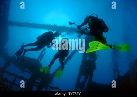 Taucher untersuchen sie das Wrack der Spiegel Grove von Key Largo, Florida in diesem Januar 7, 2007 file Photo. Die Spiegel Grove, einer 510 Fuß Kriegsschiff, einer der größten Wracks in den Vereinigten Staaten, wurde versenkt ein künstliches Riff System zu erstellen. Am Freitag, den 16. März 2007, drei Tauchern verloren ihre Leben während des Tauchens in dem Wrack. (UPI Foto/Joe Marino) Stockfoto