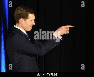 Demokrat Conor Lamb grüßt Verfechter bei einer Wahl nacht Rallye in Canonsburg, Pennsylvania am 13. März 2018. Lamm erklärt Sieg auf eine extrem enge Wahl gegen republikanischen Rick Saccone in Pennsylvania 18 Kongreßbezirk in einer speziellen Wahl, hat nationale Obertöne. Foto von Pat Benic/UPI Stockfoto