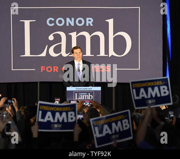 Demokrat Conor Lamb grüßt supporerts an einem wahlabend Rallye in Canonsburg, Pennsylvania am 13. März 2018. Lamm erklärt Sieg auf eine extrem enge Wahl gegen republikanischen Rick Saccone in Pennsylvania 18 Kongreßbezirk in einer speziellen Wahl, hat nationale Obertöne. Foto von Pat Benic/UPI Stockfoto