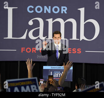 Demokrat Conor Lamb grüßt Verfechter bei einer Wahl nacht Rallye in Canonsburg, Pennsylvania am 13. März 2018. Lamm erklärt Sieg auf eine extrem enge Wahl gegen republikanischen Rick Saccone in Pennsylvania 18 Kongreßbezirk in einer speziellen Wahl, hat nationale Obertöne. Foto von Pat Benic/UPI Stockfoto