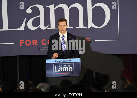 Demokrat Conor Lamb grüßt Verfechter bei einer Wahl nacht Rallye in Canonsburg, Pennsylvania am 13. März 2018. Lamm erklärt Sieg auf eine extrem enge Wahl gegen republikanischen Rick Saccone in Pennsylvania 18 Kongreßbezirk in einer speziellen Wahl, hat nationale Obertöne. Foto von Pat Benic/UPI Stockfoto