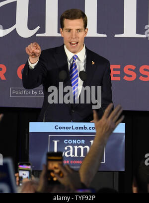 Demokrat Conor Lamb grüßt Verfechter bei einer Wahl nacht Rallye in Canonsburg, Pennsylvania am 13. März 2018. Lamm erklärt Sieg auf eine extrem enge Wahl gegen republikanischen Rick Saccone in Pennsylvania 18 Kongreßbezirk in einer speziellen Wahl, hat nationale Obertöne. Foto von Pat Benic/UPI Stockfoto