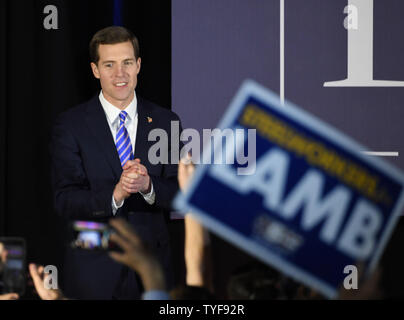 Demokrat Conor Lamb grüßt Verfechter bei einer Wahl nacht Rallye in Canonsburg, Pennsylvania am 13. März 2018. Lamm erklärt Sieg auf eine extrem enge Wahl gegen republikanischen Rick Saccone in Pennsylvania 18 Kongreßbezirk in einer speziellen Wahl, hat nationale Obertöne. Foto von Pat Benic/UPI Stockfoto