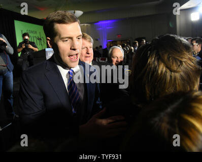 Demokrat Conor Lamb (L) grüsst Verfechter bei einer Wahl nacht Rallye in Canonsburg, Pennsylvania am 13. März 2018. Lamm erklärt Sieg auf eine extrem enge Wahl gegen republikanischen Rick Saccone in Pennsylvania 18 Kongreßbezirk in einer speziellen Wahl, hat nationale Obertöne. Foto von Pat Benic/UPI Stockfoto