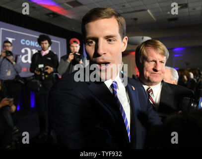 Demokrat Conor Lamb (L) grüsst Verfechter bei einer Wahl nacht Rallye in Canonsburg, Pennsylvania am 13. März 2018. Lamm erklärt Sieg auf eine extrem enge Wahl gegen republikanischen Rick Saccone in Pennsylvania 18 Kongreßbezirk in einer speziellen Wahl, hat nationale Obertöne. Foto von Pat Benic/UPI Stockfoto