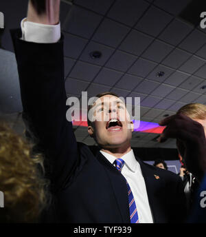 Demokrat Conor Lamb grüßt Verfechter bei einer Wahl nacht Rallye in Canonsburg, Pennsylvania am 13. März 2018. Lamm erklärt Sieg auf eine extrem enge Wahl gegen republikanischen Rick Saccone in Pennsylvania 18 Kongreßbezirk in einer speziellen Wahl, hat nationale Obertöne. Foto von Pat Benic/UPI Stockfoto