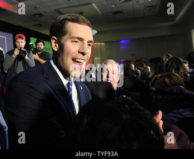 Demokrat Conor Lamb grüßt Verfechter bei einer Wahl nacht Rallye in Canonsburg, Pennsylvania am 13. März 2018. Lamm erklärt Sieg auf eine extrem enge Wahl gegen republikanischen Rick Saccone in Pennsylvania 18 Kongreßbezirk in einer speziellen Wahl, hat nationale Obertöne. Foto von Pat Benic/UPI Stockfoto