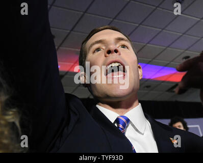 Demokrat Conor Lamb grüßt Verfechter bei einer Wahl nacht Rallye in Canonsburg, Pennsylvania am 13. März 2018. Lamm erklärt Sieg auf eine extrem enge Wahl gegen republikanischen Rick Saccone in Pennsylvania 18 Kongreßbezirk in einer speziellen Wahl, hat nationale Obertöne. Foto von Pat Benic/UPI Stockfoto