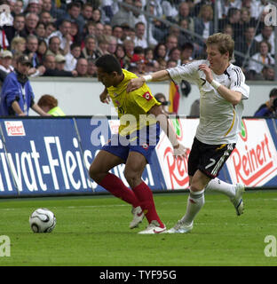 In einem Testspiel für die kommende WM in Deutschland, Bastian Schweinsteiger beim Kampf um den Ball mit den Kolumbien Jairo Patino während Spiel in Mönchengladbach am 2. Juni 2006. Deutschland gewann mit 3-0. (UPI Foto/Günter Passage) Deutschlands Torsten Fring (8) steuert die Kugel mit Mannschaftskameraden Lukas Podolski (20) Vergangenheit Kolumbiens Jairo Patino (17) und Jhon Eduis Viafra (15) beim Spiel in Mönchengladbach am 2. Juni 2006. (UPI Foto/Günter Passage) Stockfoto