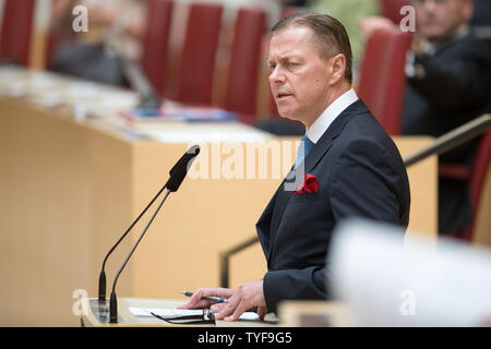 München, Deutschland. 26 Juni, 2019. Ralph Müller, Mitglied der AfD, spricht auf der Plenarsitzung des Bayerischen Landtags im Plenarsaal. Müller wurde stark von Mitgliedern anderer Fraktionen für steigt nicht von seinem Sitz während einer Schweigeminute für den Schuß Kassel Bezirk Präsident Walter Lübcke kritisiert. Quelle: Tobias Hase/dpa/Alamy leben Nachrichten Stockfoto