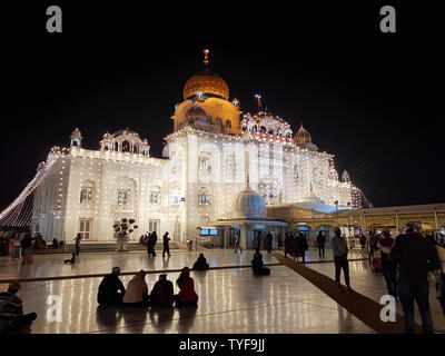 Bangla Sahib Gurdwara beleuchtet für Gurpurab in Neu-Delhi, Indien Stockfoto