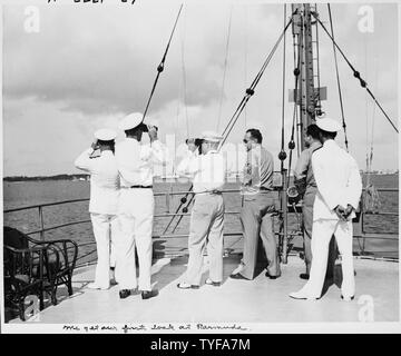Foto während der Ferien Kreuzfahrt von Präsident Harry S. Truman nach Bermuda. Präsident Truman erhält seinen ersten Blick auf Bermuda (er ist dritter von links). Gen. Harry Vaughan ist vierter von links. Stockfoto