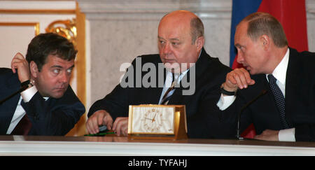 Der russische Präsident Wladimir Putin (R) spricht zu Premier Michail Fradkow (C) und der Stellvertretende Ministerpräsident Dimitri Medwedew (L) in der Sitzung des Staatsrates, der Kreml in Moskau am 27. Dezember 2005. (UPI Foto/Anatoli Zhdanov) Stockfoto