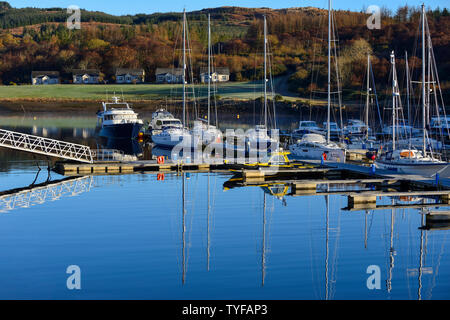 Yachten und Kreuzfahrtschiffe im Hafen an Portavadie Marina am Loch Fyne in Argyll und Bute, Schottland, Großbritannien Stockfoto