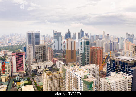 Moderne Stadt. Die Stadt von Manila, die Hauptstadt der Philippinen. Moderne Metropole am Morgen, Ansicht von oben. Modernes Gebäude im Zentrum der Stadt. Stockfoto