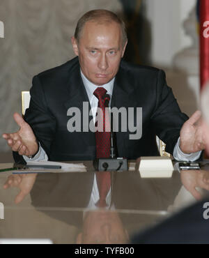 Der russische Präsident Wladimir Putin spricht mit US-Energieminister Samuel Bodman (R) bei einem Treffen mit G8-Energieminister im Kreml in Moskau, 16. März 2006. Heute Energie Minister aus mächtigen Länder (Gruppe der Acht) wurden in Moskau die Sicherheit der Energieversorgung zu diskutieren. (UPI Foto/Anatoli Zhdanov) Stockfoto