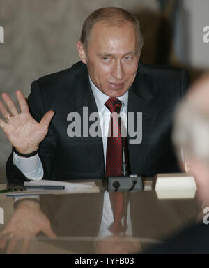 Der russische Präsident Wladimir Putin spricht mit US-Energieminister Samuel Bodman (R) bei einem Treffen mit G8-Energieminister im Kreml in Moskau, 16. März 2006. Heute Energie Minister aus mächtigen Länder (Gruppe der Acht) wurde in Moskau die Sicherheit der Energieversorgung zu diskutieren. (UPI Foto/Anatoli Zhdanov) Stockfoto