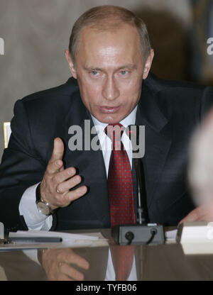 Der russische Präsident Wladimir Putin spricht mit US-Energieminister Samuel Bodman (R) bei einem Treffen mit G8-Energieminister im Kreml in Moskau, 16. März 2006. Heute Energie Minister aus mächtigen Länder (Gruppe der Acht) wurden in Moskau die Sicherheit der Energieversorgung zu diskutieren. (UPI Foto/Anatoli Zhdanov) Stockfoto