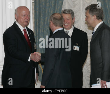 Der russische Energieminister Viktor Christenko (R) und die britische Ministerin für Handel und Industrie, Alan Johns Lächeln, als der russische Präsident Wladimir Putin rüttelt Hände mit US-Energieminister Samuel Bodman (L) im Kreml in Moskau, 16. März 2006. Heute G8-Energieminister aus mächtigen Länder wurden in Moskau die Sicherheit der Energieversorgung zu diskutieren. (UPI Foto/Anatoli Zhdanov) Stockfoto