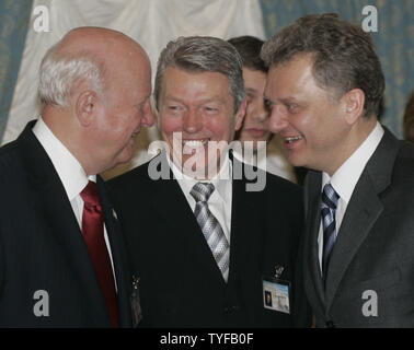 Us-Energieminister Samuel Bodman (L), die britische Ministerin für Handel und Industrie, Alan Johns (C) und der russische Energieminister Viktor Christenko Lächeln im Kreml in Moskau, 16. März 2006. Heute Energie Minister aus mächtigen Länder (Gruppe der Acht) wurden in Moskau die Sicherheit der Energieversorgung zu diskutieren. (UPI Foto/Anatoli Zhdanov) Stockfoto