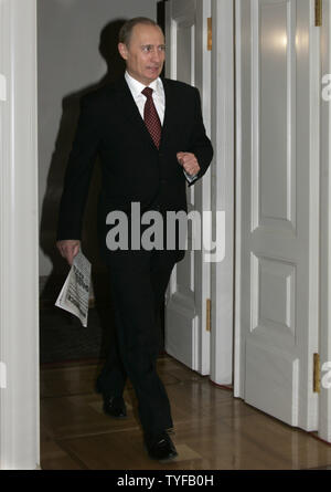 Der russische Präsident Wladimir Putin, der eine Zeitung 1961 mit dem ersten Menschen im Weltraum, Juri Gagarin Nachdruck, Wanderungen teil in einer live im Fernsehen übertragenen schließen mit der Internationalen Raumstation im Kreml in Moskau, 12. April 2006. Heute Russland markiert den 45. Jahrestag des ersten sowjetischen Raumfahrer Raumfahrt durch Juri Gagarin (UPI Foto/Anatoli Zhdanov) Stockfoto