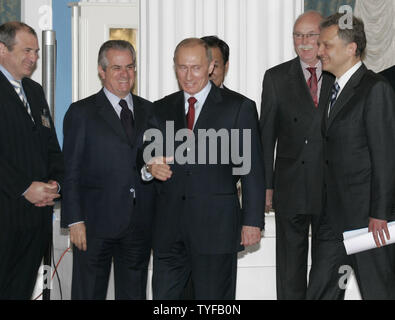 Der russische Präsident Wladimir Putin (C) und der russische Energieminister Viktor Christenko (R) Willkommen der französische Industrieminister Francois Loos (L), der italienische Minister für die produktiven Tätigkeiten Claudio Scajola (2 L) und der deutsche Bundesminister für Wirtschaft und Technologie, Georg Wilhelm Adamowitsch im Kreml in Moskau, 16. März 2006. Heute G8-Energieminister aus mächtigen Länder wurden in Moskau die Sicherheit der Energieversorgung zu diskutieren. (UPI Foto/Anatoli Zhdanov) Stockfoto