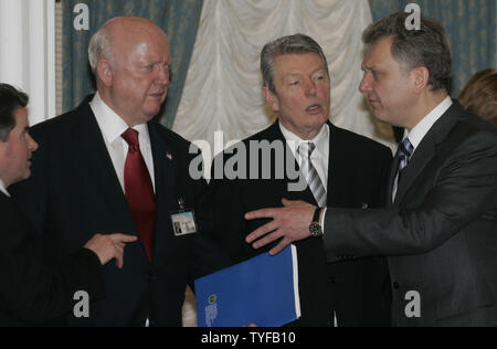 Us-Energieminister Samuel Bodman (L), die britische Ministerin für Handel und Industrie, Alan Johns (C) und der russische Energieminister Viktor Christenko Talk im Kreml in Moskau, 16. März 2006. Heute Energie Minister aus mächtigen Länder (Gruppe der Acht) wurden in Moskau die Sicherheit der Energieversorgung zu diskutieren. (UPI Foto/Anatoli Zhdanov) Stockfoto