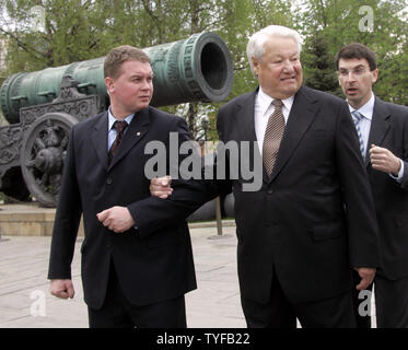 Der ehemalige russische Präsident Boris Jelzin (R) kommt zu einer Feierstunde anlässlich des 70. Jahrestages des Regiments im Moskauer Kreml am 7. Mai 2006. Heute der russische Präsident Wladimir Putin gratulierte dem Regiment und präsentierte eine neue Bekämpfung Banner. (UPI Foto/Anatoli Zhdanov) Stockfoto