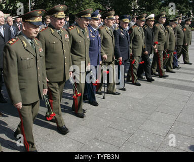 Weltkriegveterane folgen Sie der russische Präsident Wladimir Putin bei einer Kranzniederlegung am Grab des unbekannten Soldaten an der Mauer des Kreml in Moskau, am 22. Juni 2006. Heute Russland kennzeichnet den Jahrestag der Angriffe der nationalsozialistischen Deutschland 1941 auf die Sowjetunion. (UPI Foto/Anatoli Zhdanov) Stockfoto