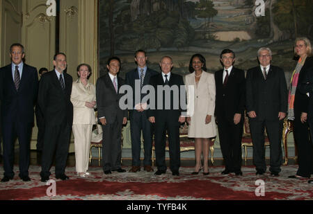 Von links nach rechts: der russische Außenminister Sergej Lawrow, die Außenpolitik der Europäischen Union Javier Solana, Auswärtige Angelegenheiten und Commonwealth-Fragen Außenministerin Margaret Beckett, japanische Außenminister Taro Aso, kanadische Außenminister Peter Mackay, der russische Präsident Wladimir Putin, US-Außenministerin Condoleezza Rice, der französische Außenminister Philippe Douste-Blazy, der deutsche Außenminister Frank-Walter Steinmeier, der österreichischen Außenministerin Ursula Plassnik links für ein Gruppenfoto nach der G8-Außenministertreffen in Moskau, am 29. Juni 2006 dar. (UPI Foto/Anatoli Zhdanov) Stockfoto