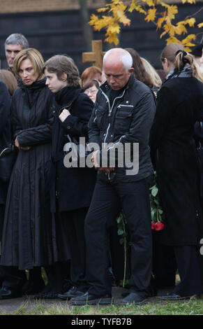 Anna Politkowskaja ehemaligen Ehemann Alexander Politkovsky zahlt seine letzte Ehre während ihrer Trauerfeier auf Troyekurovskoye Friedhof in Moskau am 10. Oktober 2006. Anna Politkowskaja, 48, wurde tödlich in ihrer Wohnung Gebäude Samstag geschossen. Heute Familie, Freunde und Bewunderer zahlten ihre endgültige Respekt an der Trauerfeier für die Ermordeten investigativen Reporter. (UPI Foto/Vladimir Velengurin) Stockfoto