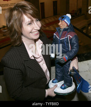 Ein Künstler Lächeln, da trägt sie eine handgefertigte Puppe des russischen Präsidenten Wladimir Putin als alpine Skifahrer an der Kunst Ausstellung im russischen Parlament in Moskau am 8. Dezember 2006. (UPI Foto/Anatoli Zhdanov) Stockfoto