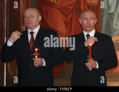 Der russische Präsident Wladimir Putin (R) und Premierminister Michail Fradkow Kreuz selbst während einer Nacht Ostergottesdienst in der Christ-Erlöser-Kathedrale in Moskau am 8. April 2007. Die orthodoxe Ostern und katholische Ostern dieses Jahr zusammenfallen. (UPI Foto/Anatoli Zhdanov) Stockfoto