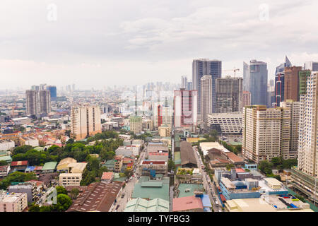 Die Stadt von Manila, die Hauptstadt der Philippinen. Moderne Metropole am Morgen, Ansicht von oben. Neue Gebäude in der Stadt. Panorama von Manila. Wolkenkratzer und Business Centers in einer großen Stadt. Stockfoto