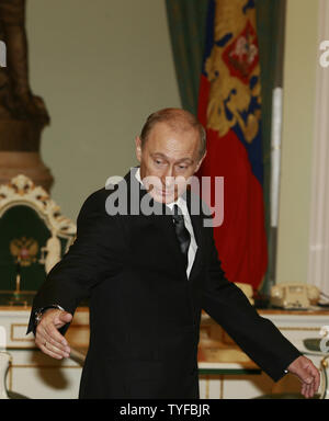 Der russische Präsident Wladimir Putin begrüßt seine Turkmenischen Amtskollegen Kurbanguly Berdymukhammedov vor ihrer Sitzung im Kreml in Moskau am 24. April 2007. (UPI Foto/Anatoli Zhdanov) Stockfoto