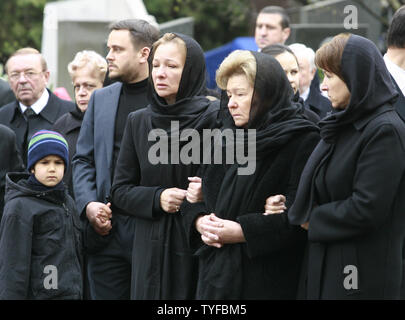 Von R zu L-Familie Mitglieder des ehemaligen russischen Präsidenten Boris Jelzin, Tochter Tatjana, die Witwe Naina und Tochter Elena trauern Während Jelzins bestattung Nowodewitschi-friedhof in Moskau am 25. April 2007. (UPI Foto/Anatoli Zhdanov) Stockfoto